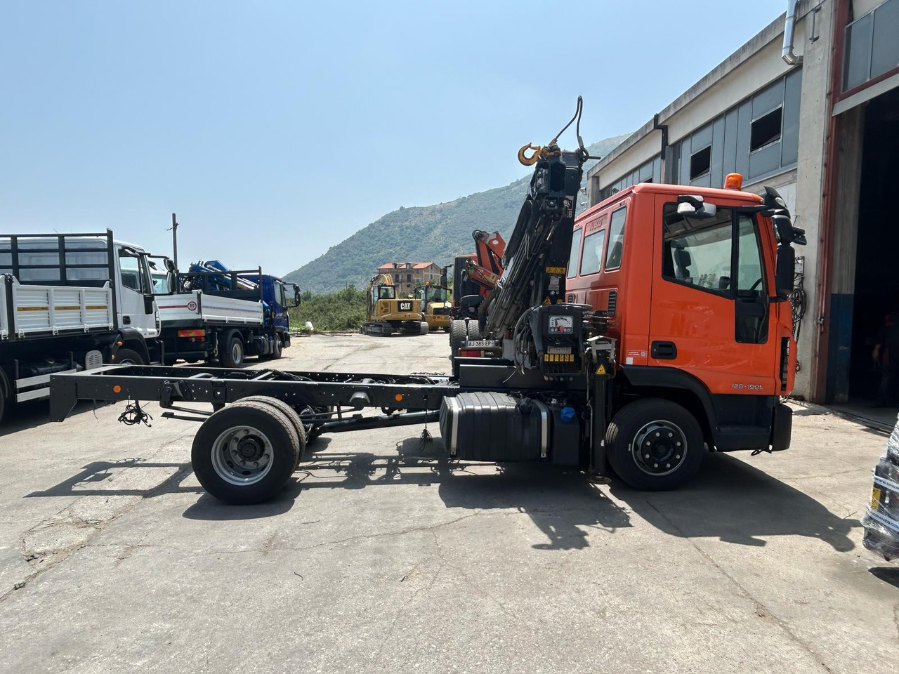 IVECO EUROCARGO 120-190L - Caminhão grua: foto 2 IVECO EUROCARGO 120-190L - Caminhão grua: foto 2