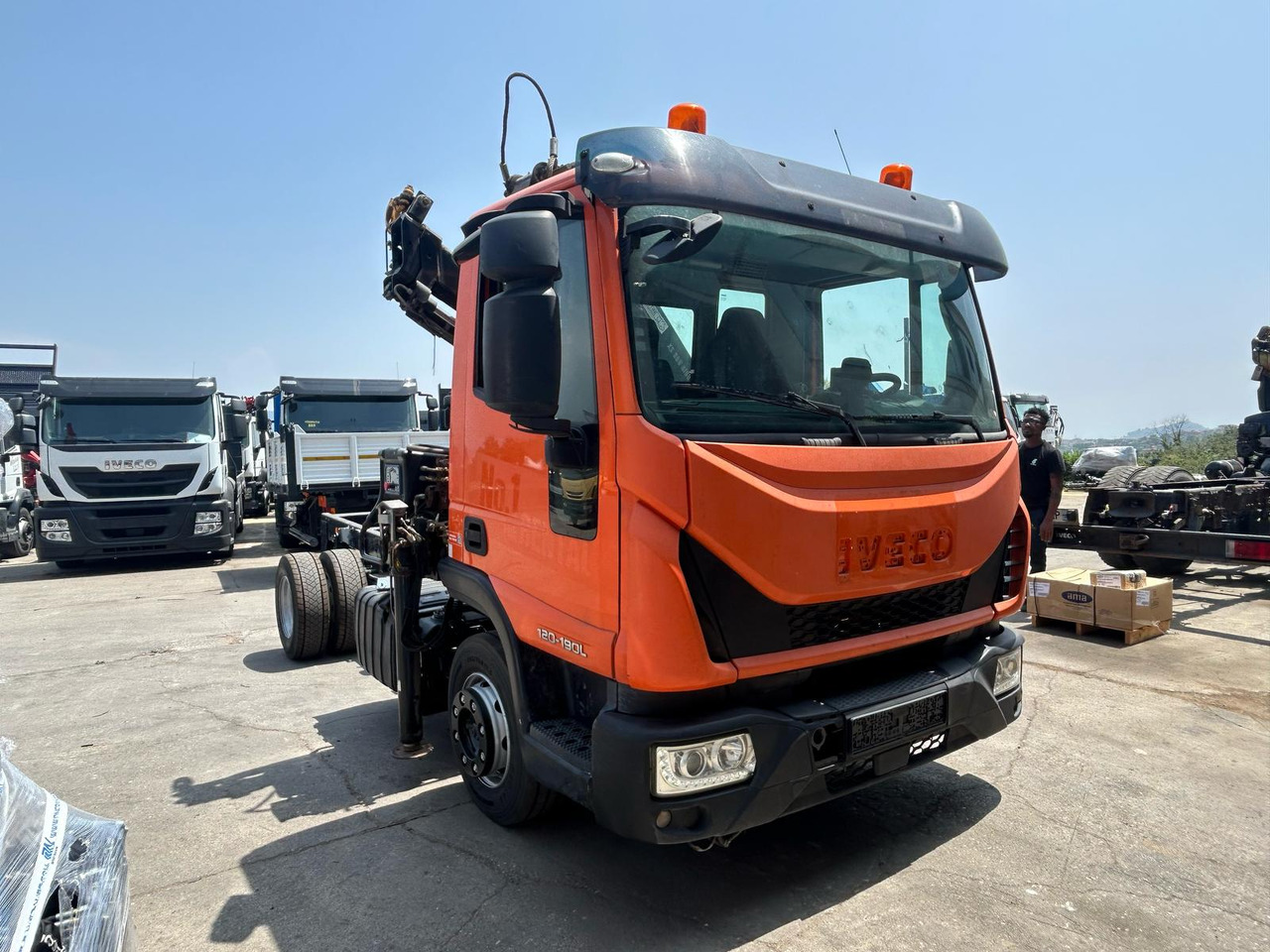 IVECO EUROCARGO 120-190L - Caminhão grua: foto 1 IVECO EUROCARGO 120-190L - Caminhão grua: foto 1