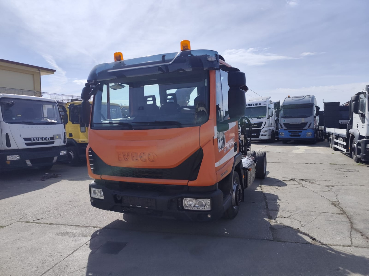 IVECO EUROCARGO 120-90L - Caminhão grua: foto 1 IVECO EUROCARGO 120-90L - Caminhão grua: foto 1