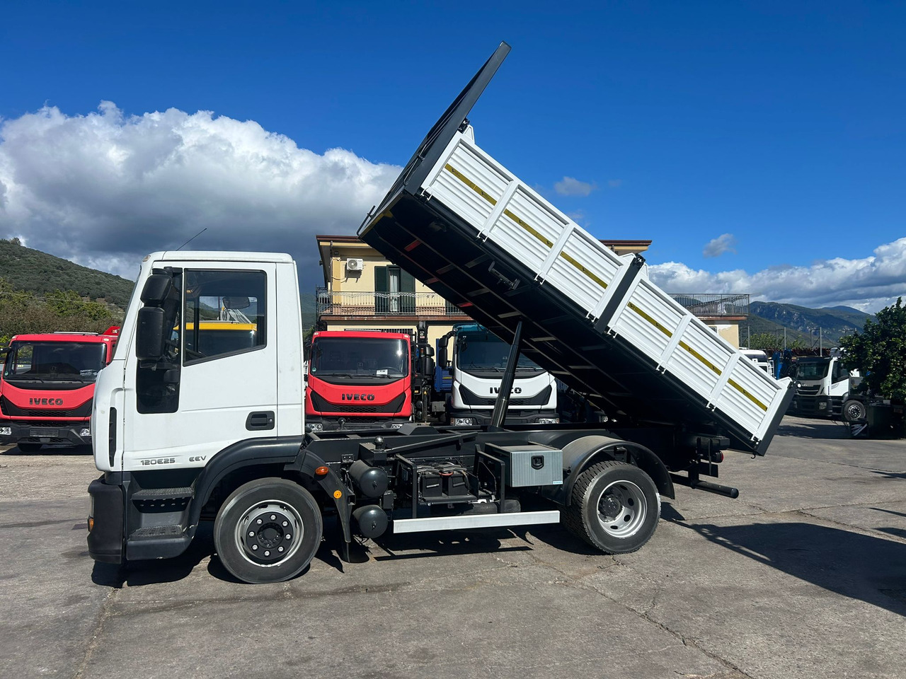 IVECO EUROCARGO 120E25 - Caminhão basculante: foto 2 IVECO EUROCARGO 120E25 - Caminhão basculante: foto 2