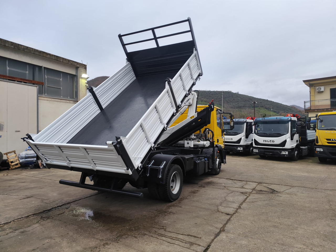 Fotografia de interior 2: Caminhão grua IVECO EUROCARGO 120E28P