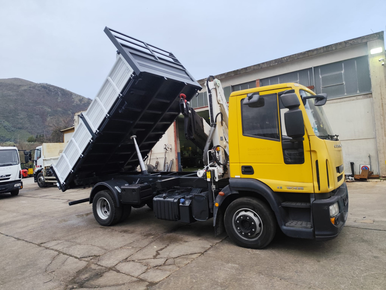 Caminhão grua IVECO EUROCARGO 120E28P: foto 13