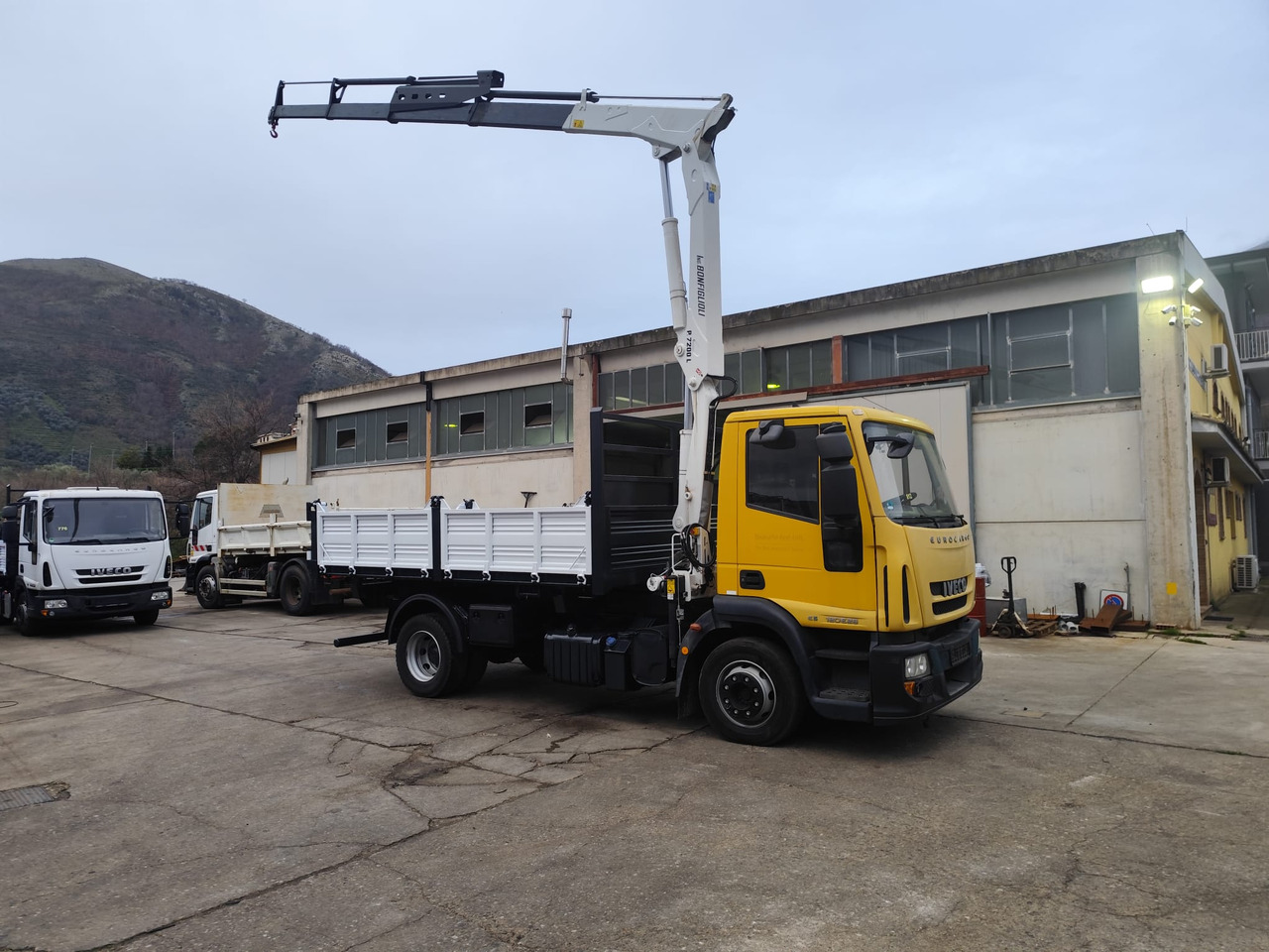 Caminhão grua IVECO EUROCARGO 120E28P: foto 42