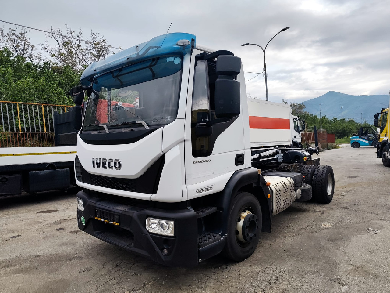 IVECO EUROCARGO 140-250 - Caminhão polibenne: foto 1 IVECO EUROCARGO 140-250 - Caminhão polibenne: foto 1