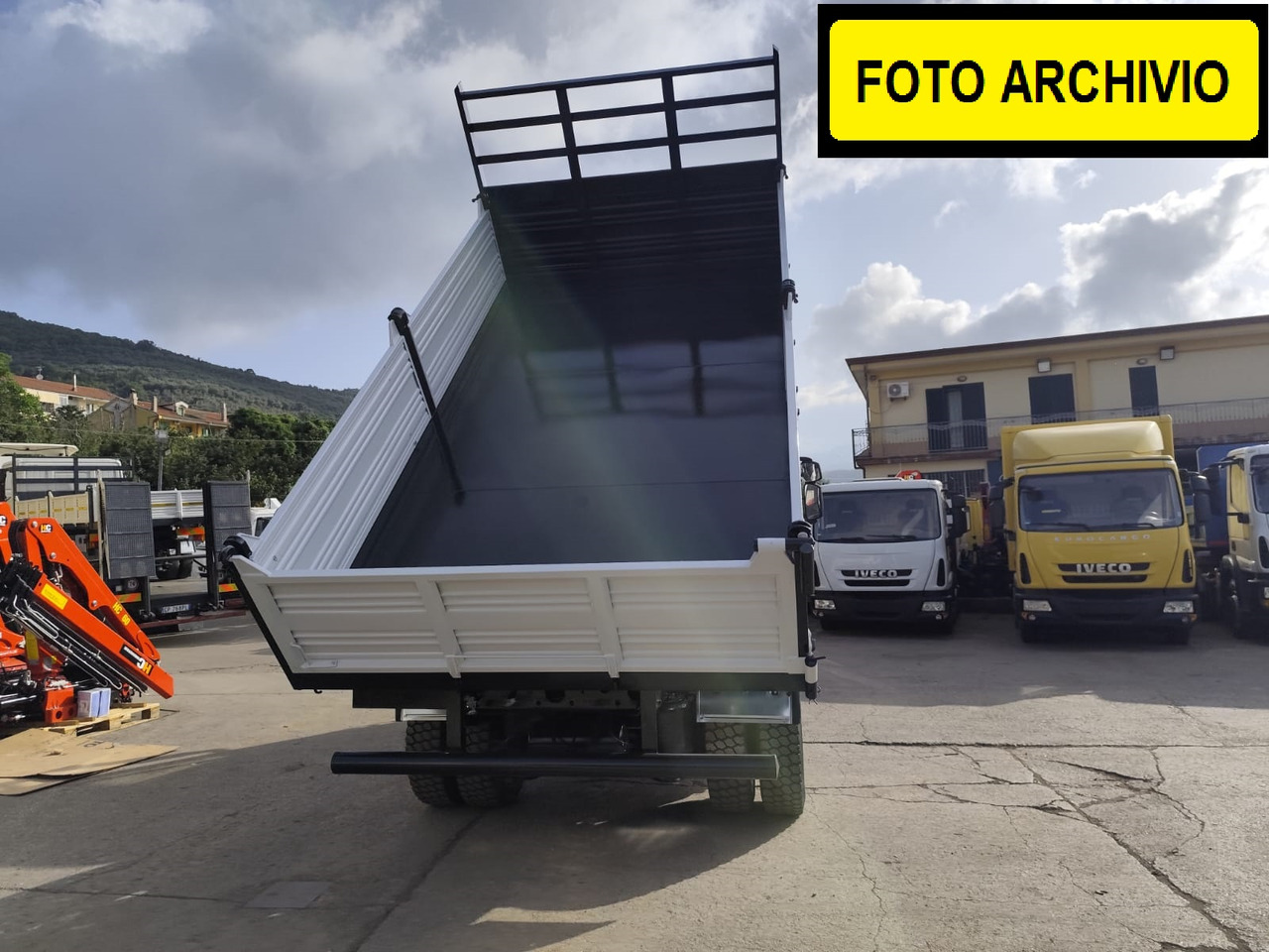 IVECO EUROCARGO 150E25 - Caminhão basculante: foto 3 IVECO EUROCARGO 150E25 - Caminhão basculante: foto 3