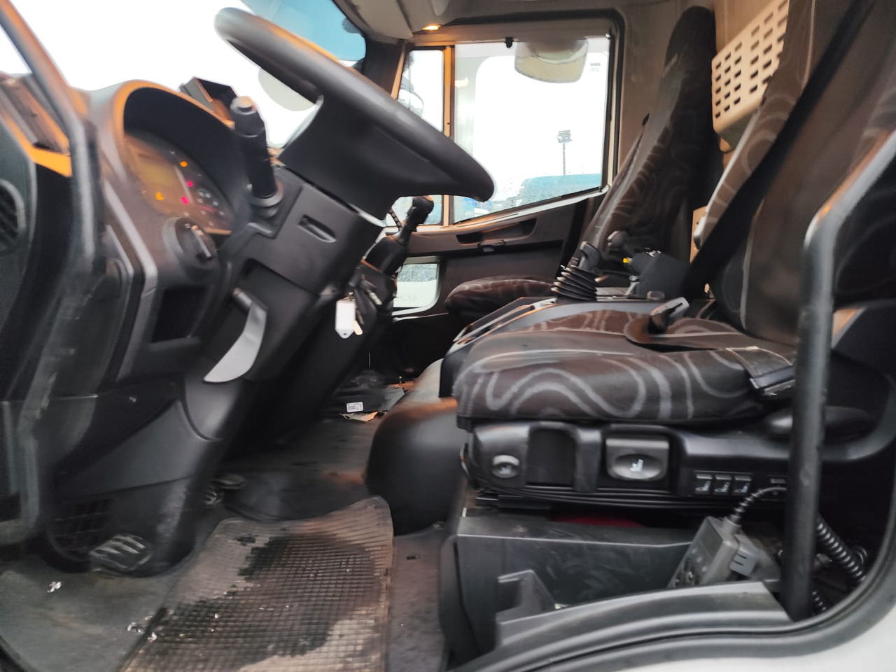 IVECO EUROCARGO 160-280 - Caminhão grua: foto 4 IVECO EUROCARGO 160-280 - Caminhão grua: foto 4