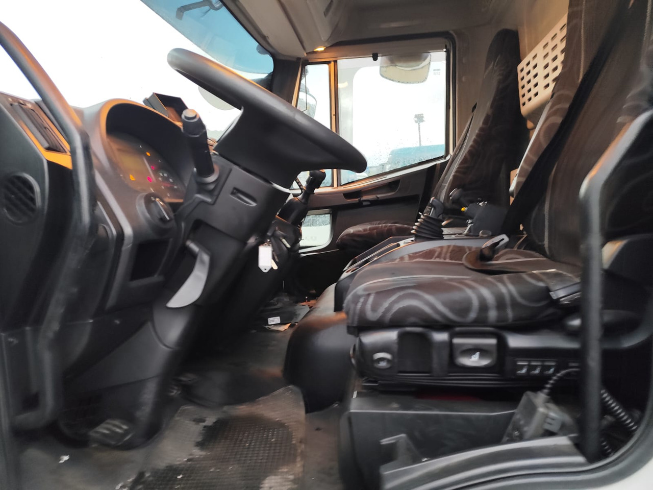 IVECO EUROCARGO 160-280 - Caminhão grua: foto 5 IVECO EUROCARGO 160-280 - Caminhão grua: foto 5