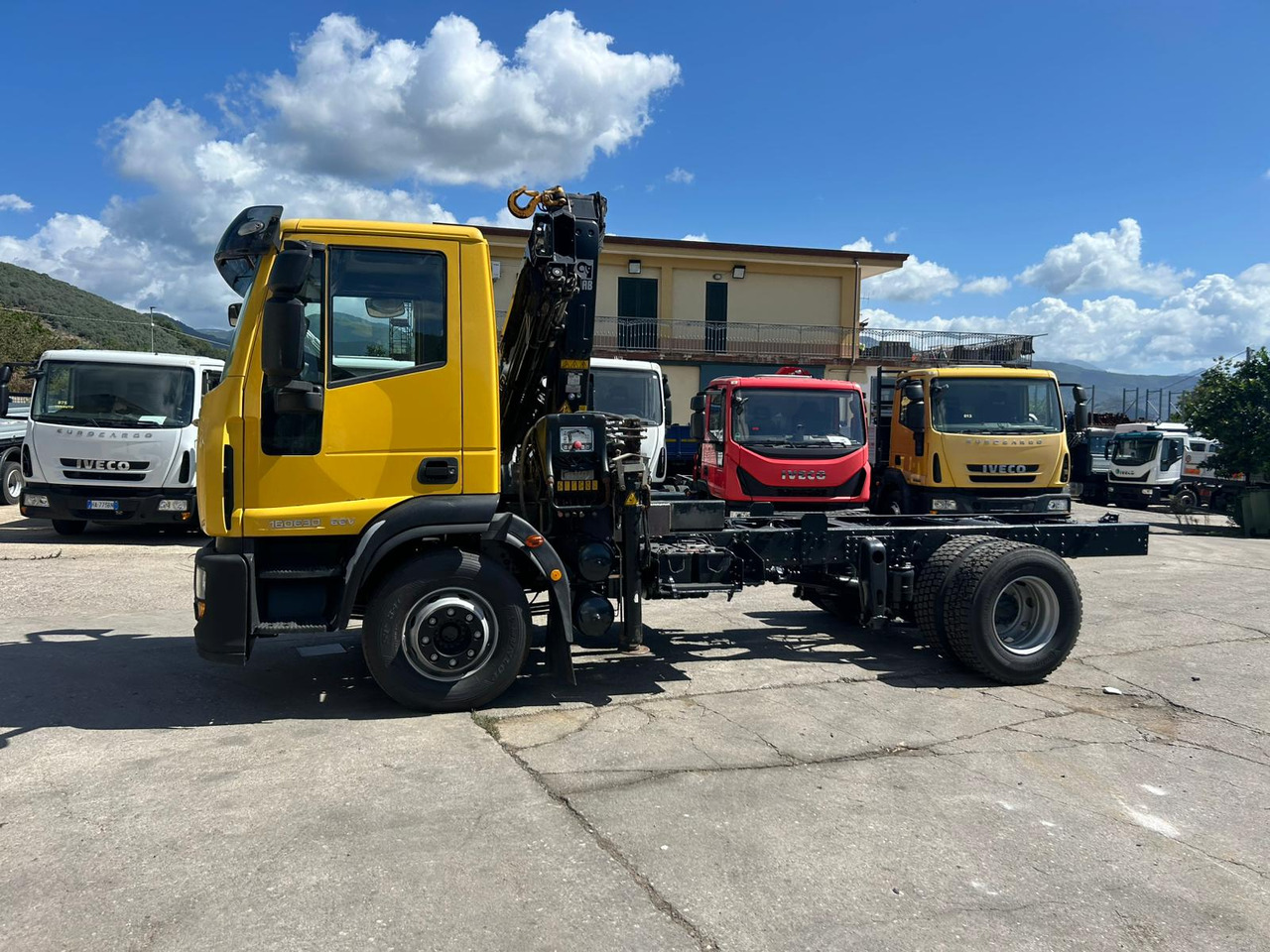 IVECO EUROCARGO 160E30 - Caminhão grua: foto 4 IVECO EUROCARGO 160E30 - Caminhão grua: foto 4