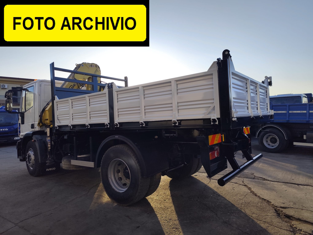 IVECO EUROCARGO 180E30 - Caminhão basculante, Caminhão grua: foto 2 IVECO EUROCARGO 180E30 - Caminhão basculante, Caminhão grua: foto 2