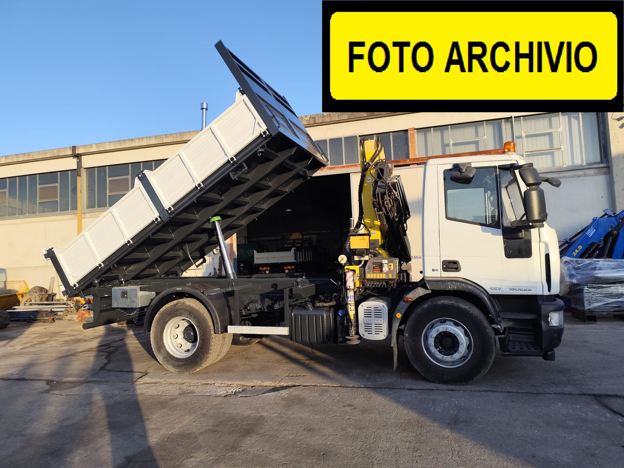 IVECO EUROCARGO 180E30 - Caminhão basculante, Caminhão grua: foto 4 IVECO EUROCARGO 180E30 - Caminhão basculante, Caminhão grua: foto 4