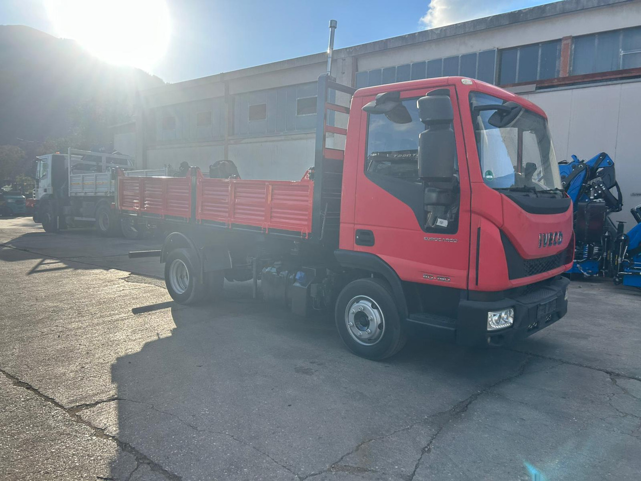 IVECO EUROCARGO 80-190 - Caminhão basculante: foto 3 IVECO EUROCARGO 80-190 - Caminhão basculante: foto 3