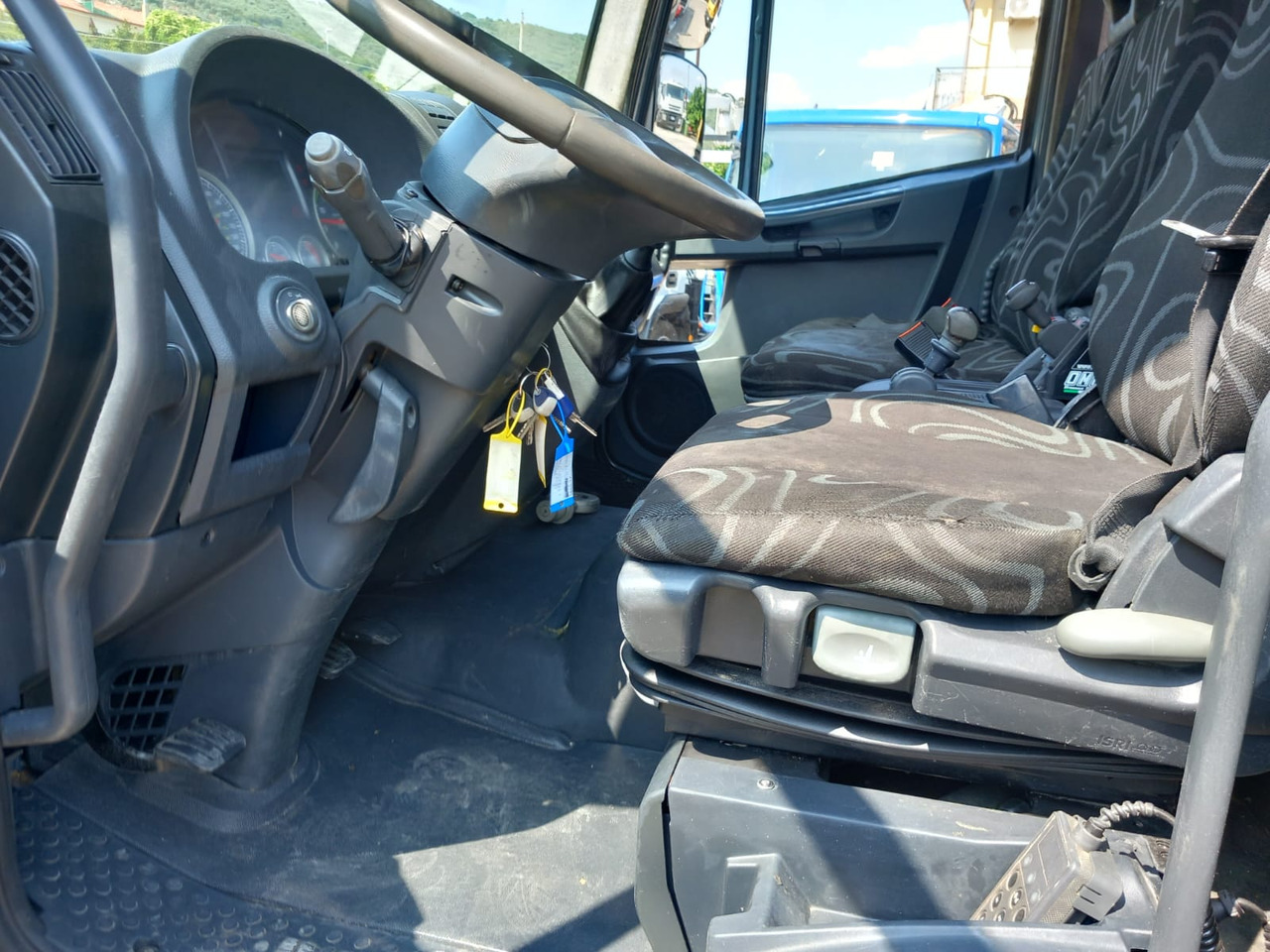 Fotografia de interior 1: Caminhão grua, Caminhão basculante IVECO EUROCARGO 80E22