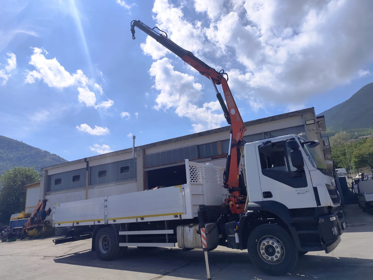 IVECO STRALIS 190S31 - Caminhão grua: foto 3 IVECO STRALIS 190S31 - Caminhão grua: foto 3