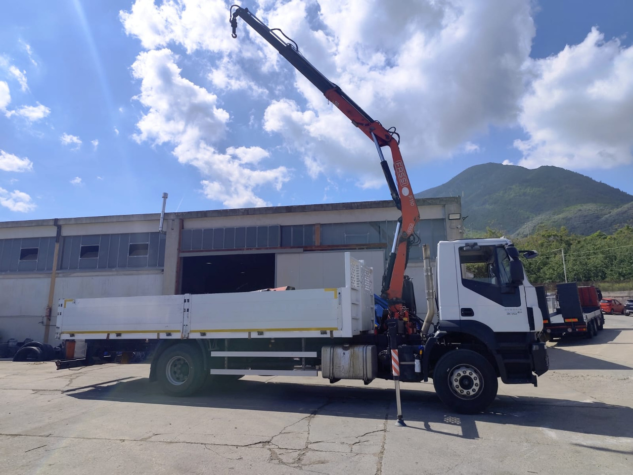 IVECO STRALIS 190S31 - Caminhão grua: foto 2 IVECO STRALIS 190S31 - Caminhão grua: foto 2