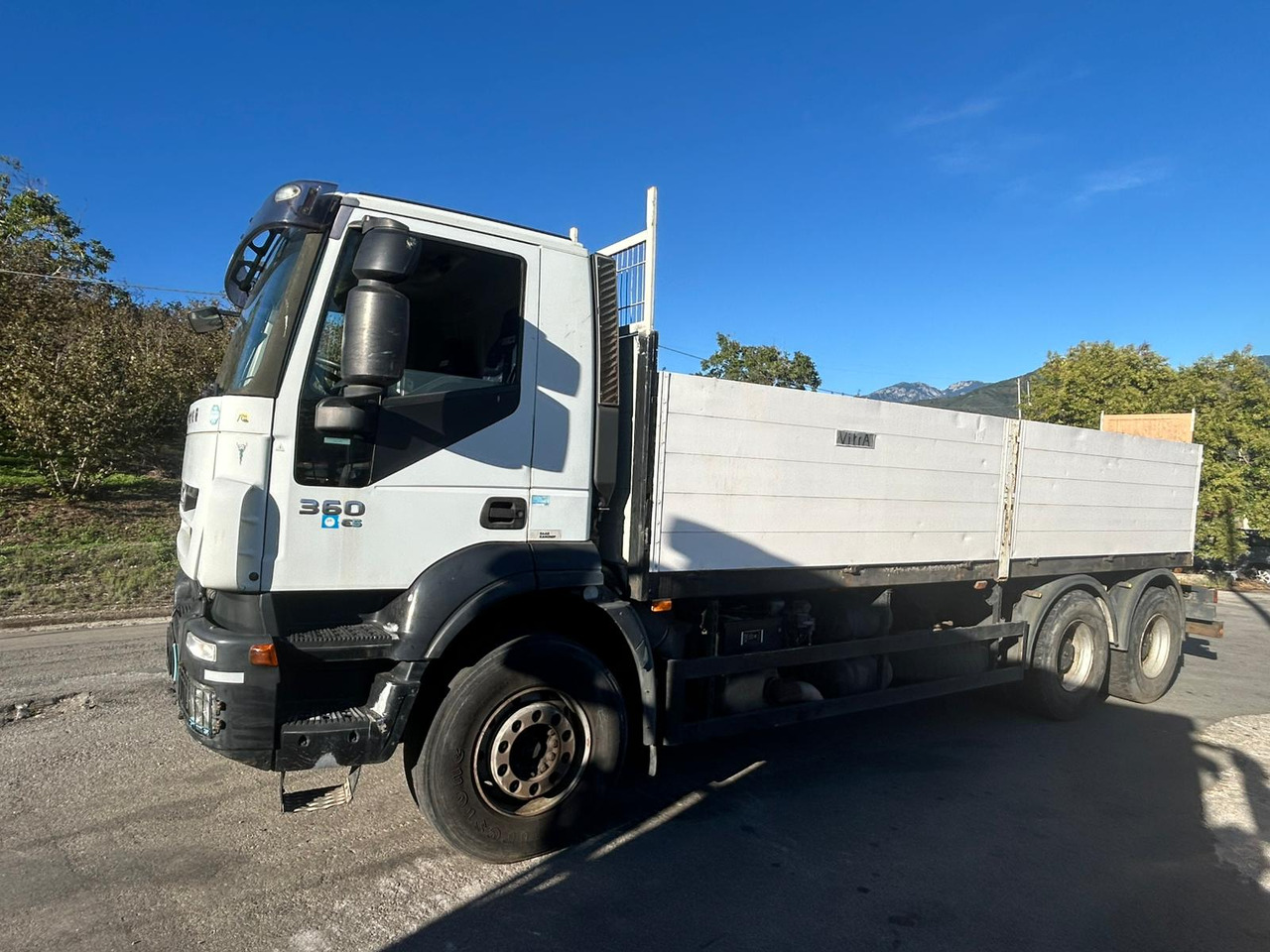 IVECO TRAKKER 260T36 - Camião de caixa aberta/ Plataforma: foto 2 IVECO TRAKKER 260T36 - Camião de caixa aberta/ Plataforma: foto 2