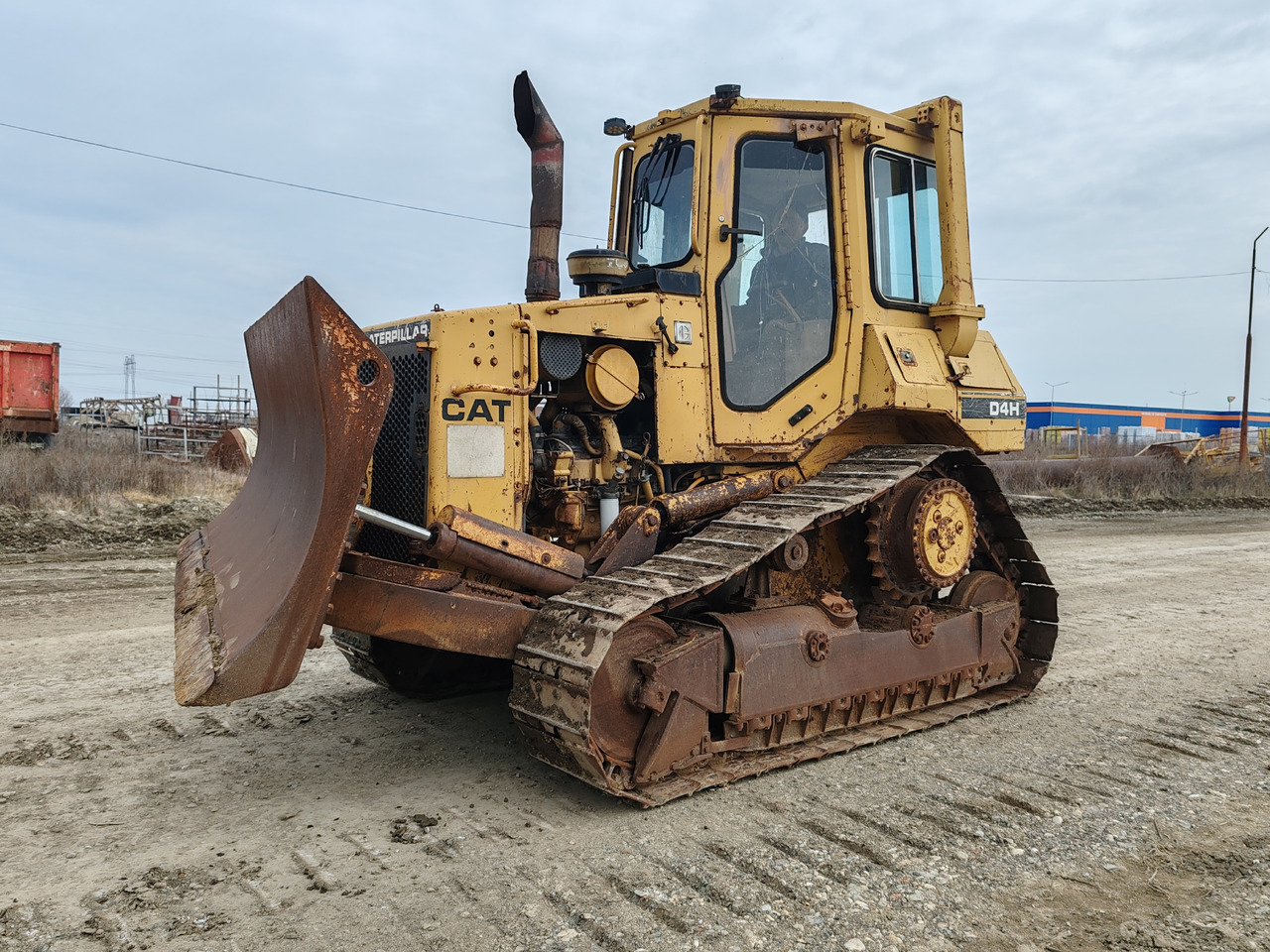 Caterpillar D4H - Buldôzer: foto 1 Caterpillar D4H - Buldôzer: foto 1