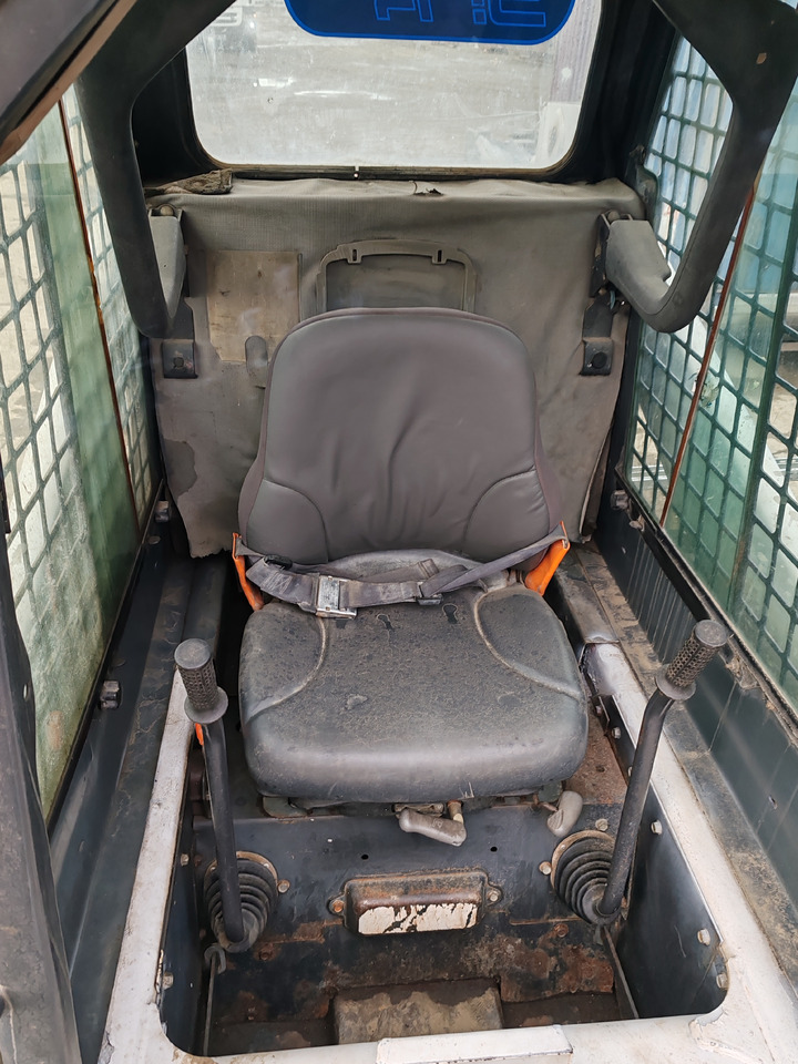 Mini carregadeira de esteiras Takeuchi TL140: foto 9