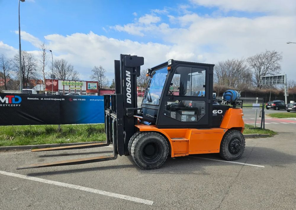 Doosan G60S-7 - Empilhadeira a gás: foto 1 Doosan G60S-7 - Empilhadeira a gás: foto 1