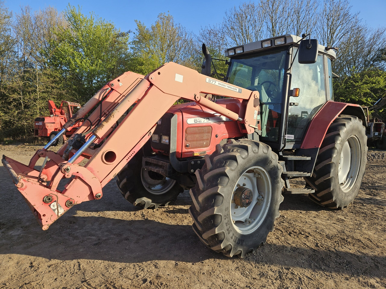 MF 6270 with front loader, under 6000 hours - Trator: foto 1 MF 6270 with front loader, under 6000 hours - Trator: foto 1