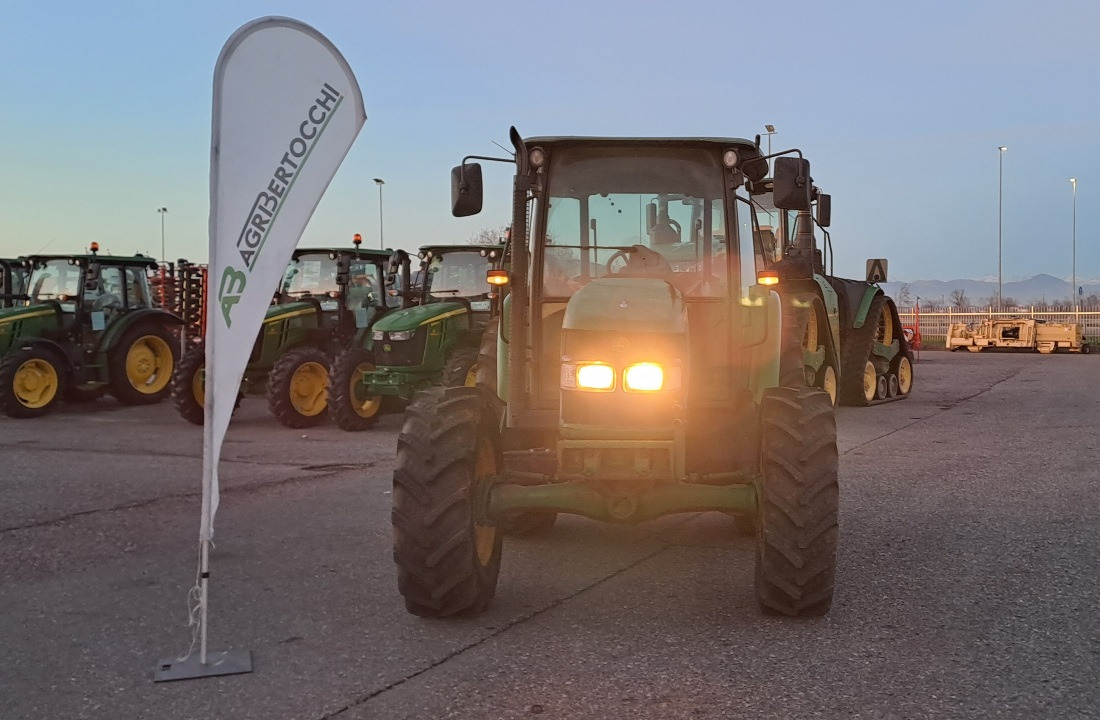 JOHN DEERE 5820 - Trator: foto 3 JOHN DEERE 5820 - Trator: foto 3