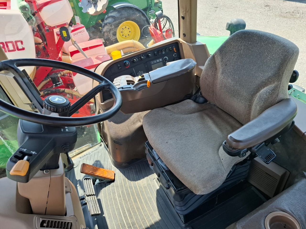 JOHN DEERE 8230 - Trator: foto 2 JOHN DEERE 8230 - Trator: foto 2