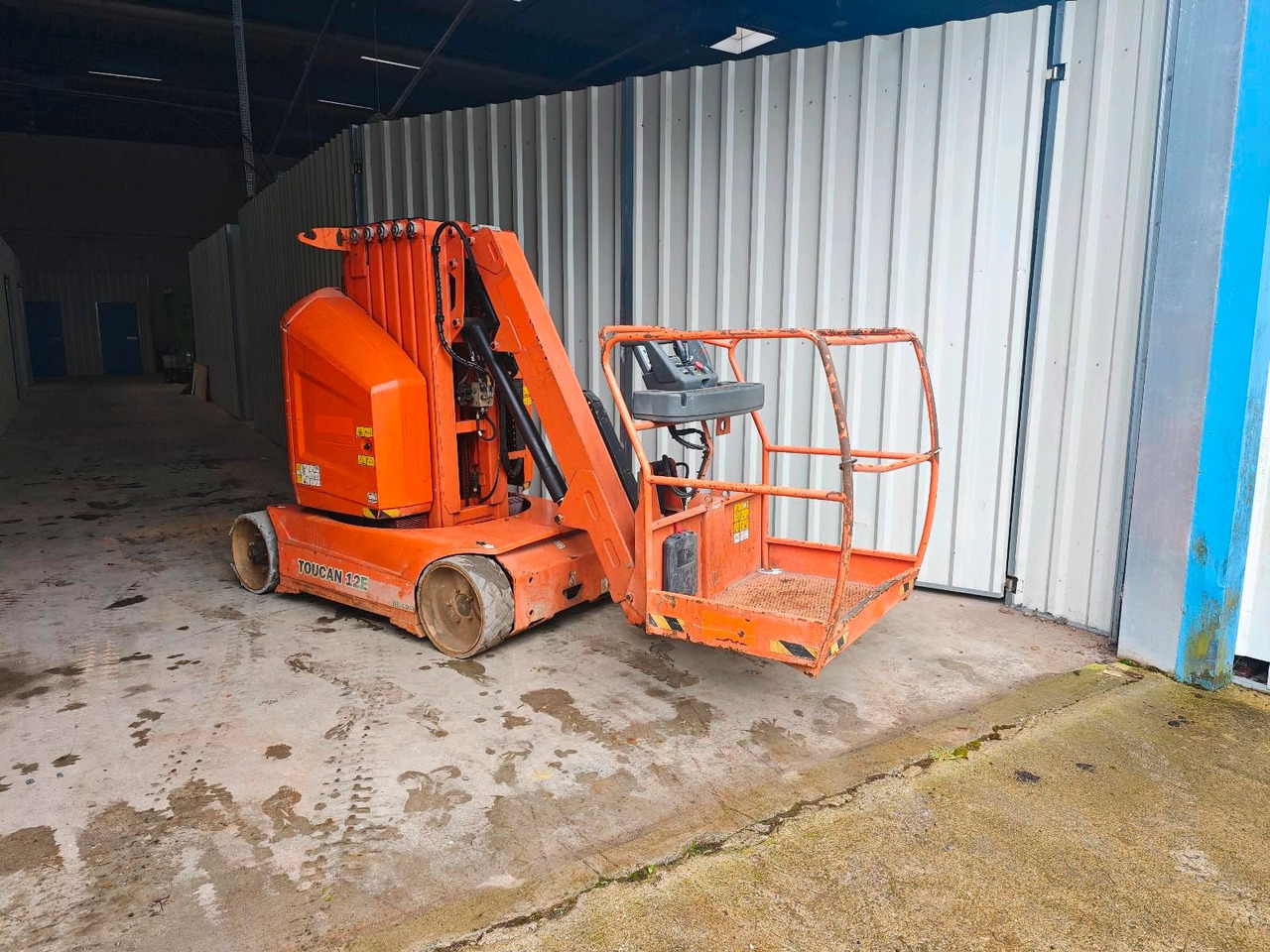 JLG Toucan 12E - Plataforma de mastro vertical: foto 1 JLG Toucan 12E - Plataforma de mastro vertical: foto 1
