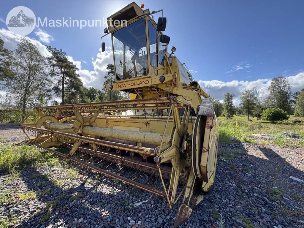 New Holland 1530 - Ceifeira debulhadora: foto 1 New Holland 1530 - Ceifeira debulhadora: foto 1