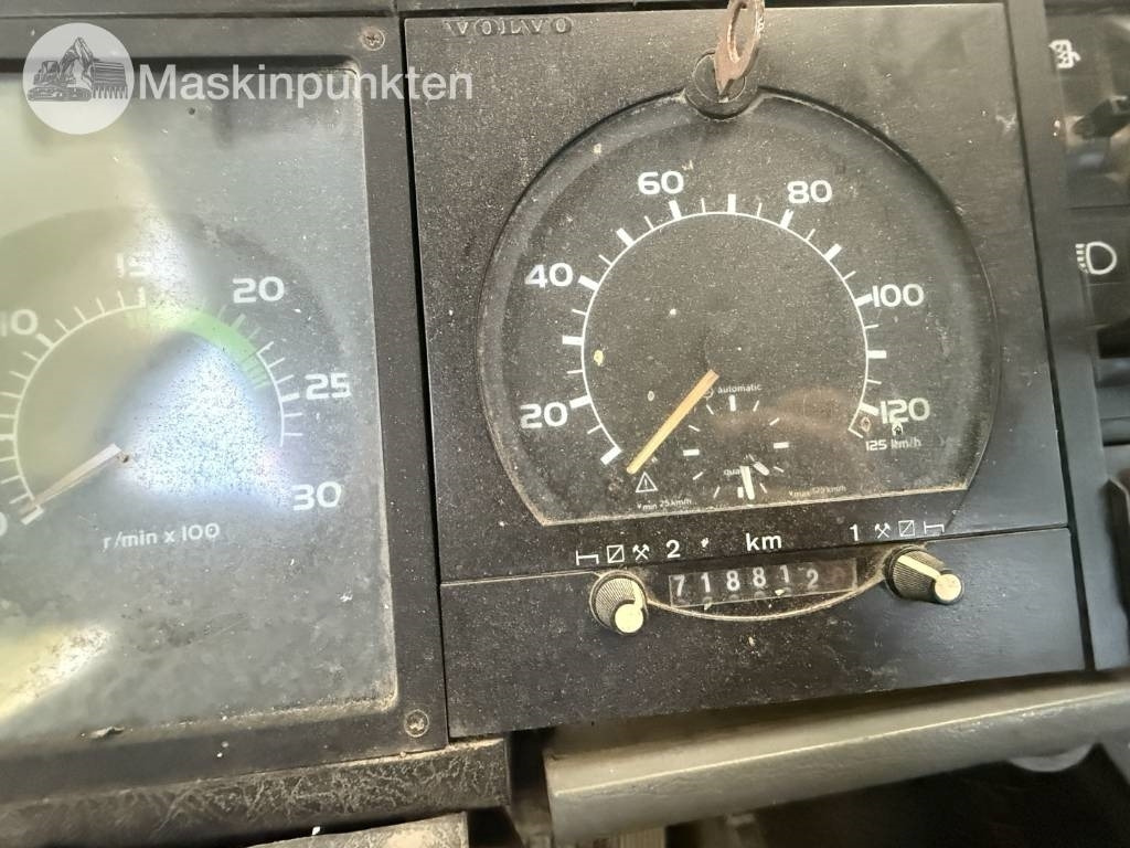 Caminhão basculante Volvo FL 611: foto 49