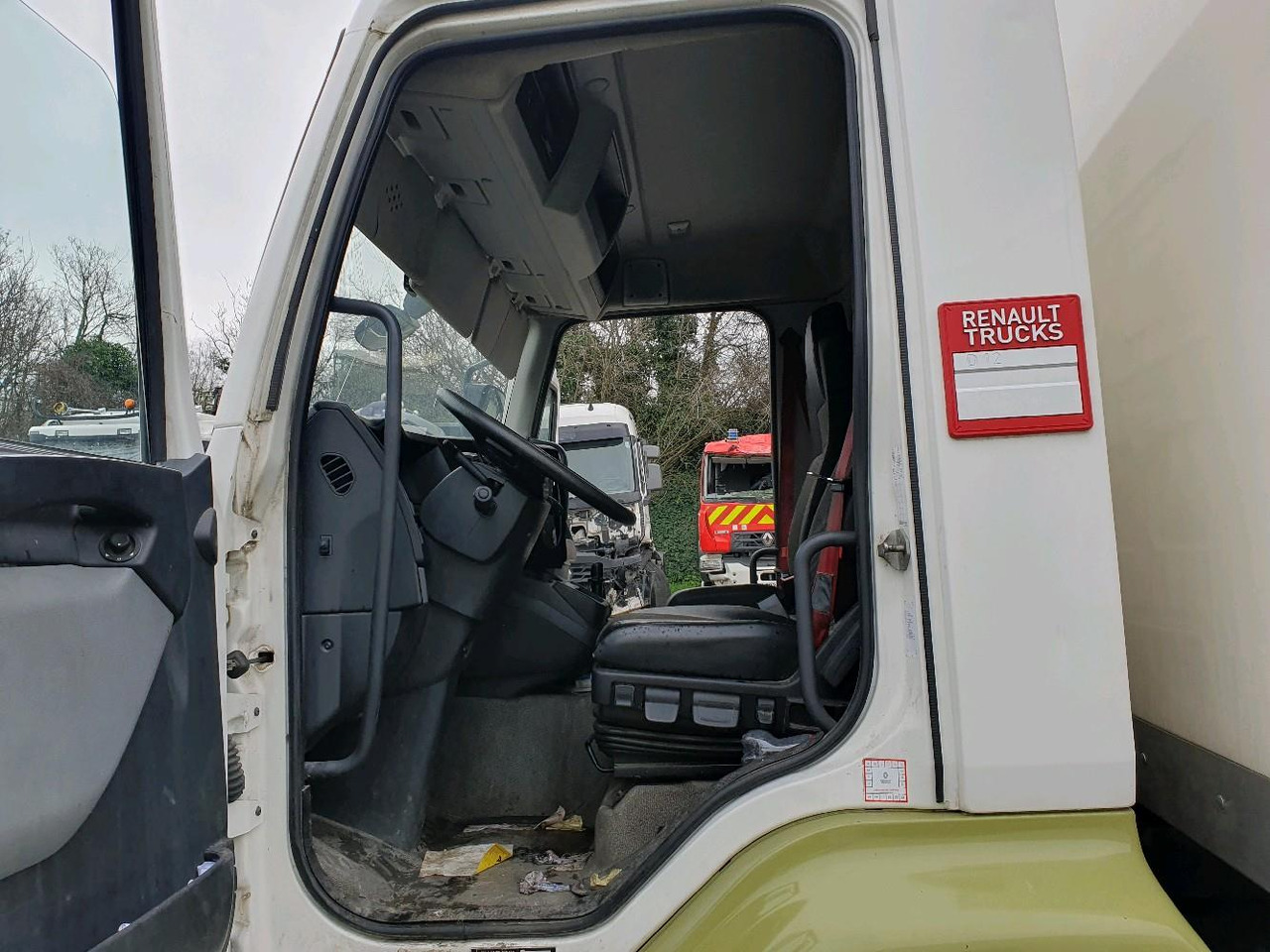 Caminhão furgão RENAULT D 12 DTI 215: foto 10