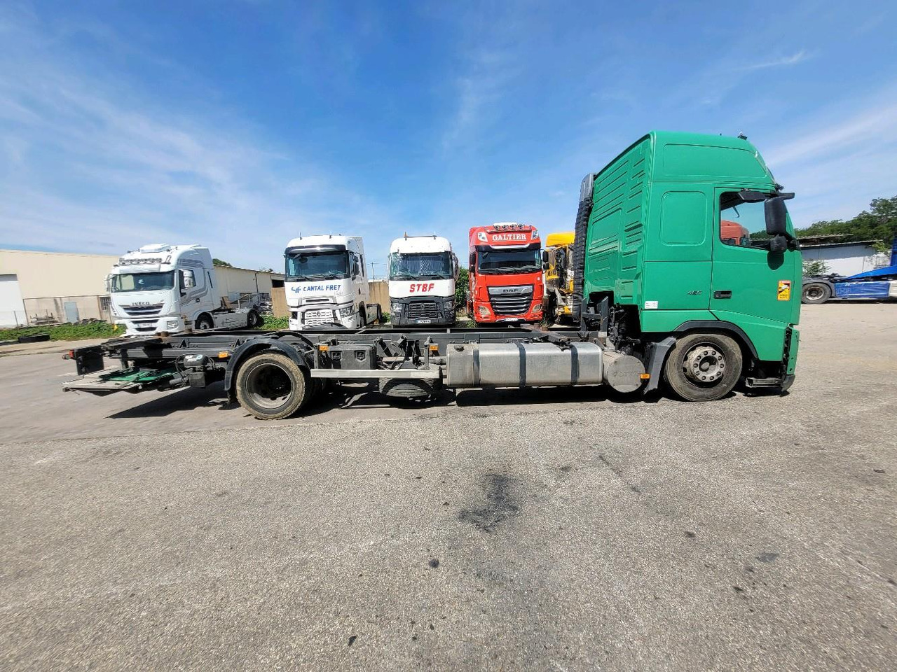 VOLVO FH12 420 GLOBETROTTER - Caminhão transportador de contêineres/ Caixa móvel: foto 3 VOLVO FH12 420 GLOBETROTTER - Caminhão transportador de contêineres/ Caixa móvel: foto 3