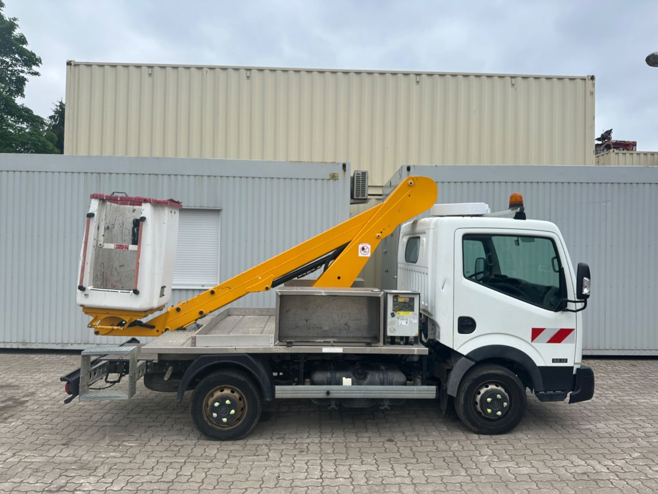 Nissan Cabstar mit Topy11 Arbeitsbühne / 11 Meter - Caminhão com plataforma aérea: foto 5 Nissan Cabstar mit Topy11 Arbeitsbühne / 11 Meter - Caminhão com plataforma aérea: foto 5