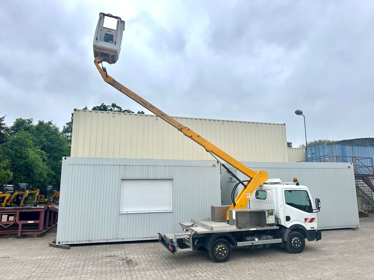 Nissan Cabstar mit Topy11 Arbeitsbühne / 11 Meter - Caminhão com plataforma aérea: foto 3 Nissan Cabstar mit Topy11 Arbeitsbühne / 11 Meter - Caminhão com plataforma aérea: foto 3