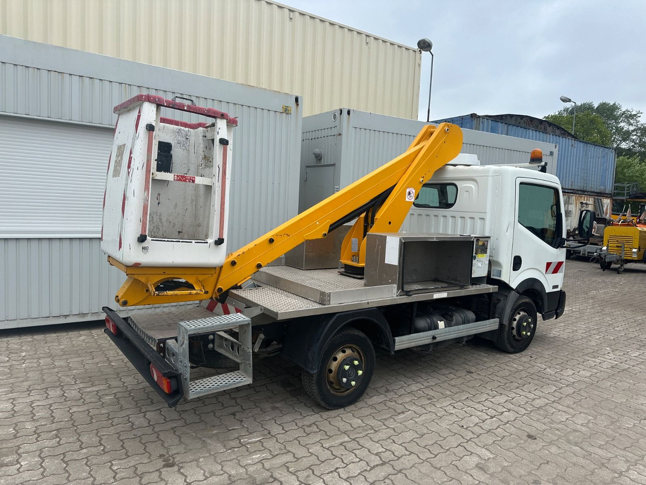 Nissan Cabstar mit Topy11 Arbeitsbühne / 11 Meter - Caminhão com plataforma aérea: foto 4 Nissan Cabstar mit Topy11 Arbeitsbühne / 11 Meter - Caminhão com plataforma aérea: foto 4