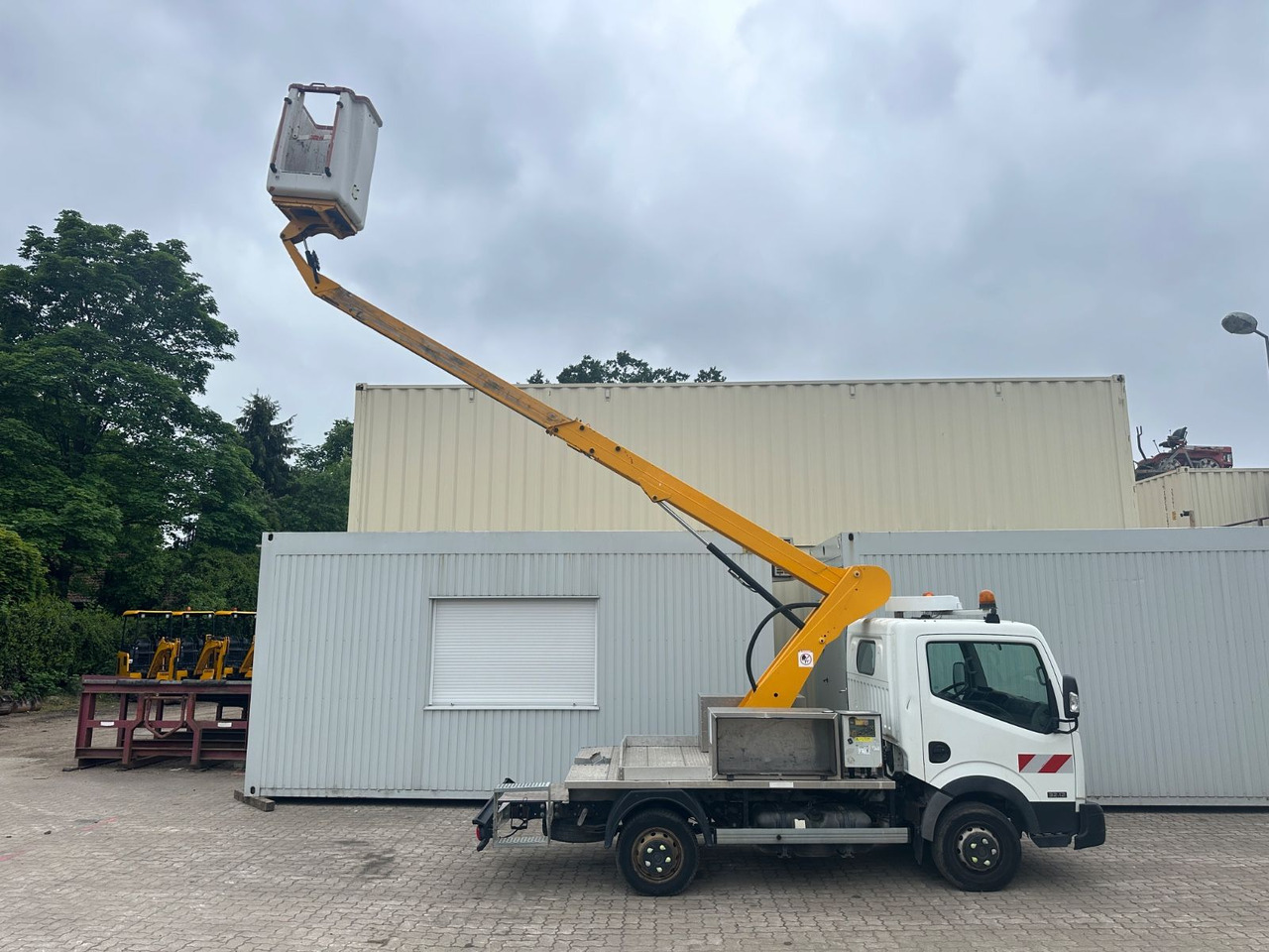 Nissan Cabstar mit Topy11 Arbeitsbühne / 11 Meter - Caminhão com plataforma aérea: foto 2 Nissan Cabstar mit Topy11 Arbeitsbühne / 11 Meter - Caminhão com plataforma aérea: foto 2