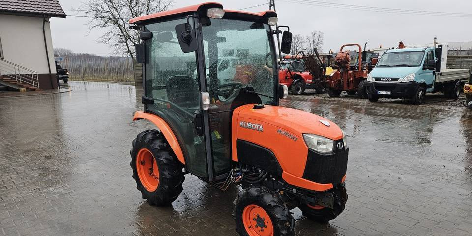 Ciągnik Kubota B2650 4x4 klima 26 KM hydrostat - Trator: foto 4 Ciągnik Kubota B2650 4x4 klima 26 KM hydrostat - Trator: foto 4