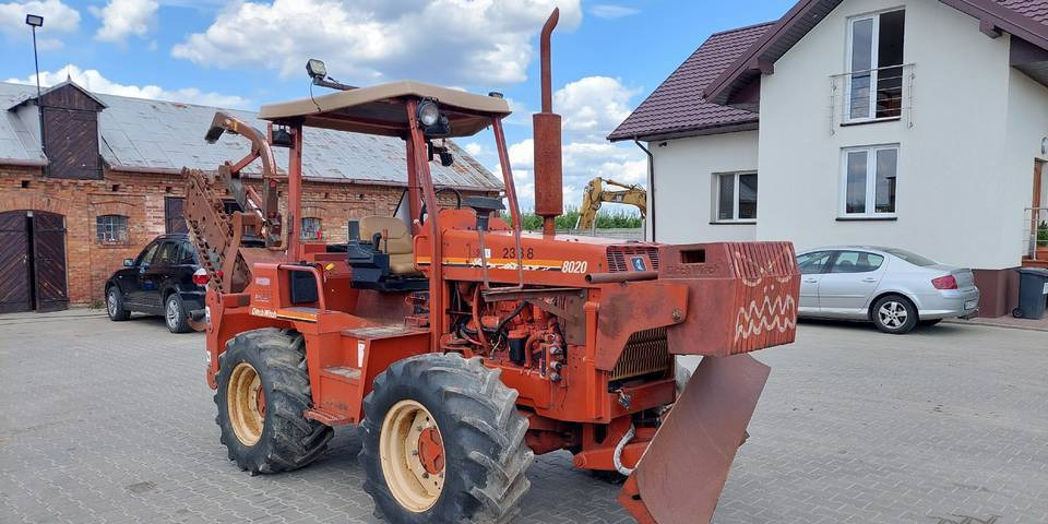 Koparka łańcuchowa Ditch Witch 8020 85KM - Colocadora de tubagem: foto 2 Koparka łańcuchowa Ditch Witch 8020 85KM - Colocadora de tubagem: foto 2