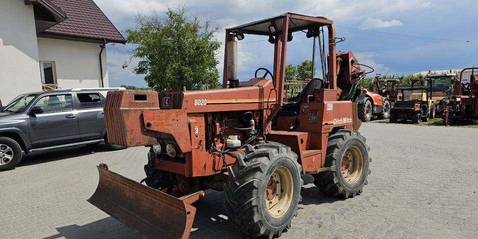 Pługoukładacz wibropług Ditch Witch 8020 układanie kabli światłowód - Máquina de construção: foto 2 Pługoukładacz wibropług Ditch Witch 8020 układanie kabli światłowód - Máquina de construção: foto 2