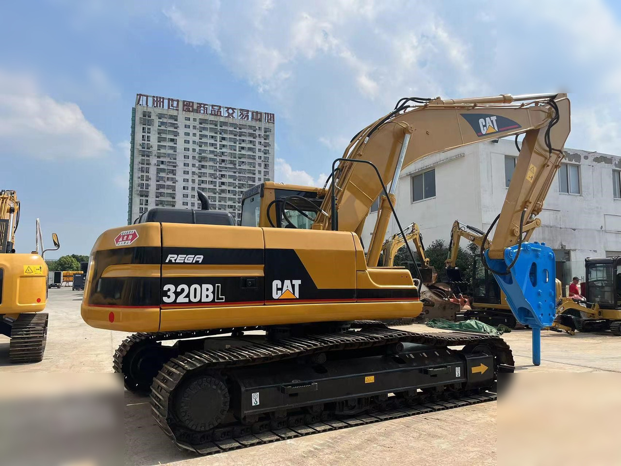 CATERPILLAR 320BL - Escavadora de rastos: foto 2 CATERPILLAR 320BL - Escavadora de rastos: foto 2