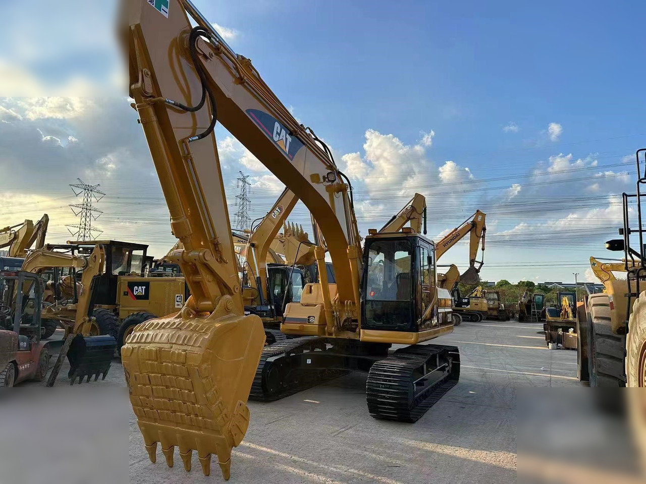 CATERPILLAR 320BL - Escavadora de rastos: foto 1 CATERPILLAR 320BL - Escavadora de rastos: foto 1