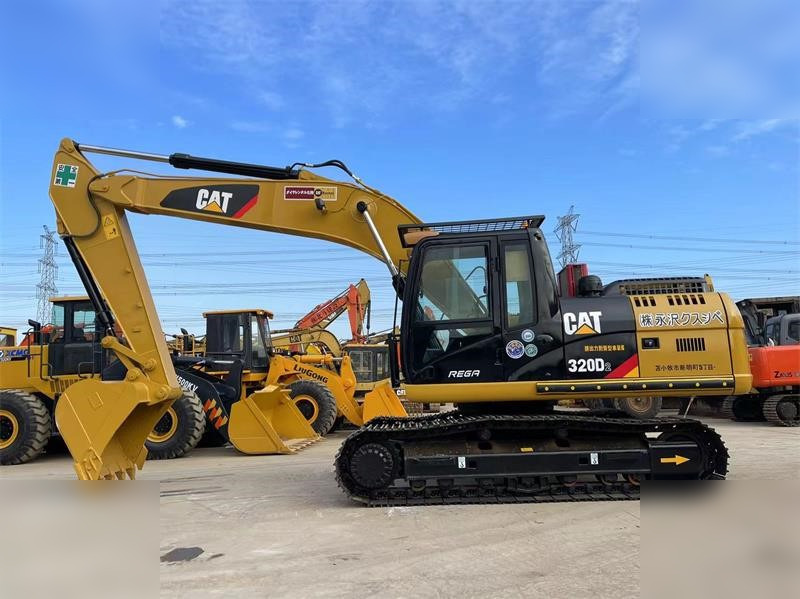 CATERPILLAR 320D2 - Escavadora de rastos: foto 1 CATERPILLAR 320D2 - Escavadora de rastos: foto 1