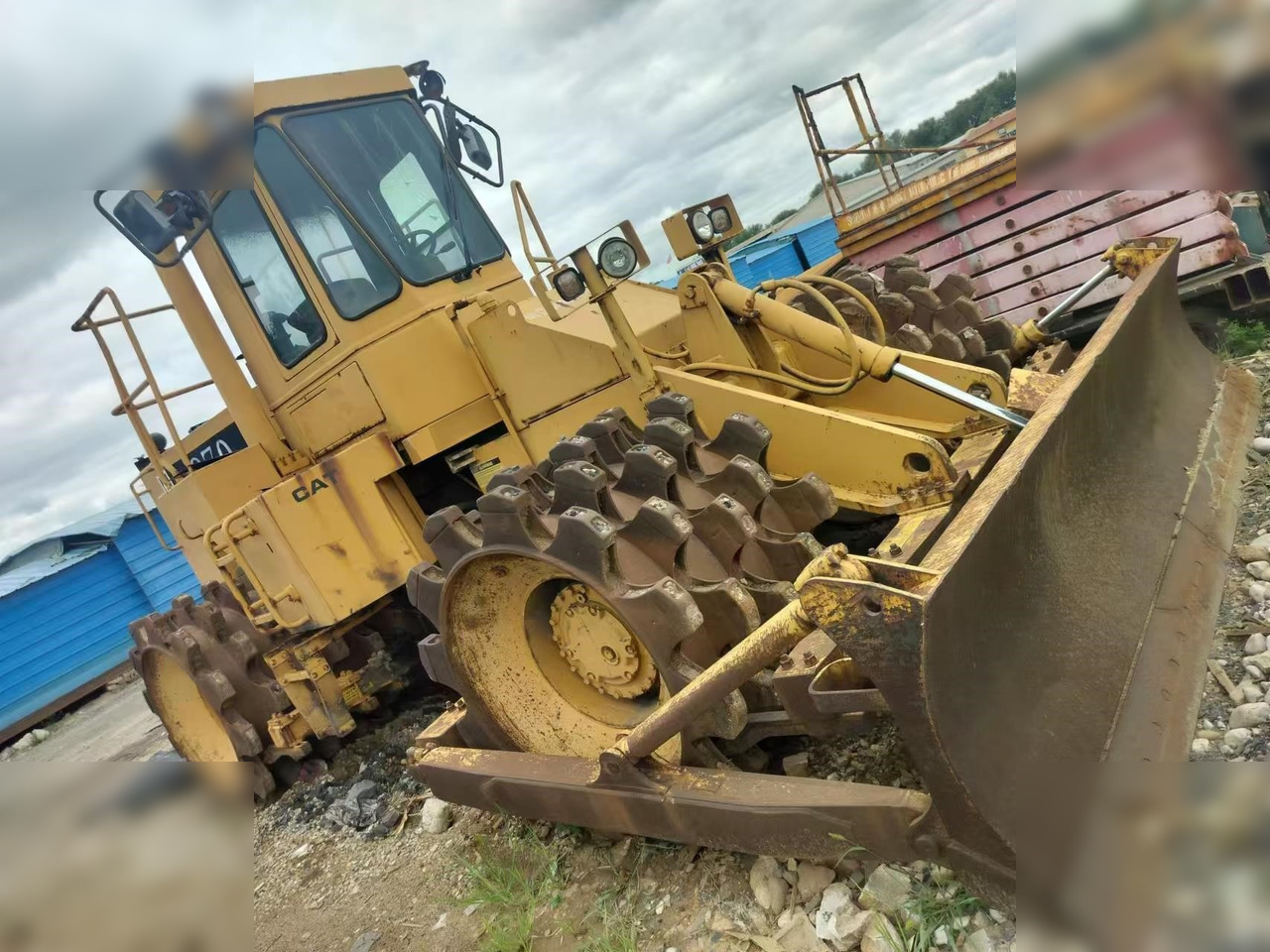 CATERPILLAR 815B - Compactador de asfalto: foto 3 CATERPILLAR 815B - Compactador de asfalto: foto 3