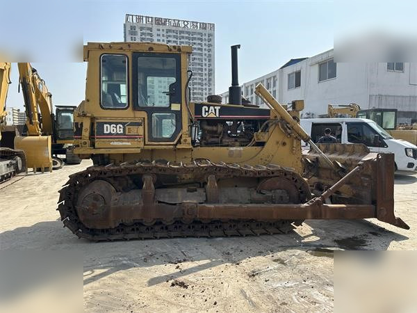 CATERPILLAR D6G - Buldôzer: foto 1 CATERPILLAR D6G - Buldôzer: foto 1