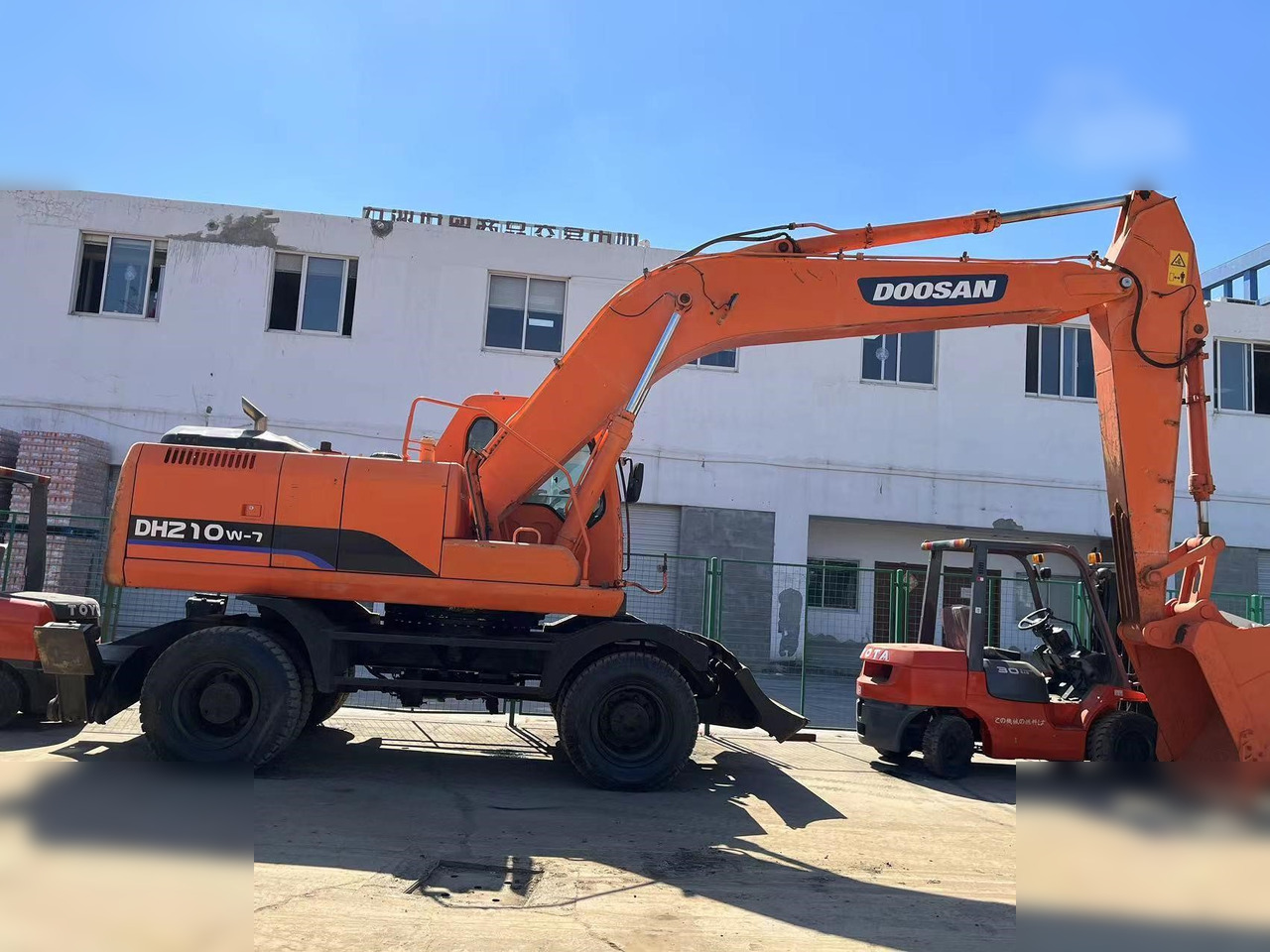 DOOSAN DH210W-7 - Escavadeira de rodas: foto 1 DOOSAN DH210W-7 - Escavadeira de rodas: foto 1