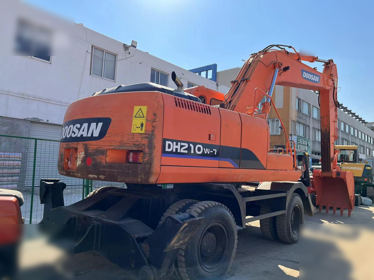DOOSAN DH210W-7 - Escavadeira de rodas: foto 2 DOOSAN DH210W-7 - Escavadeira de rodas: foto 2