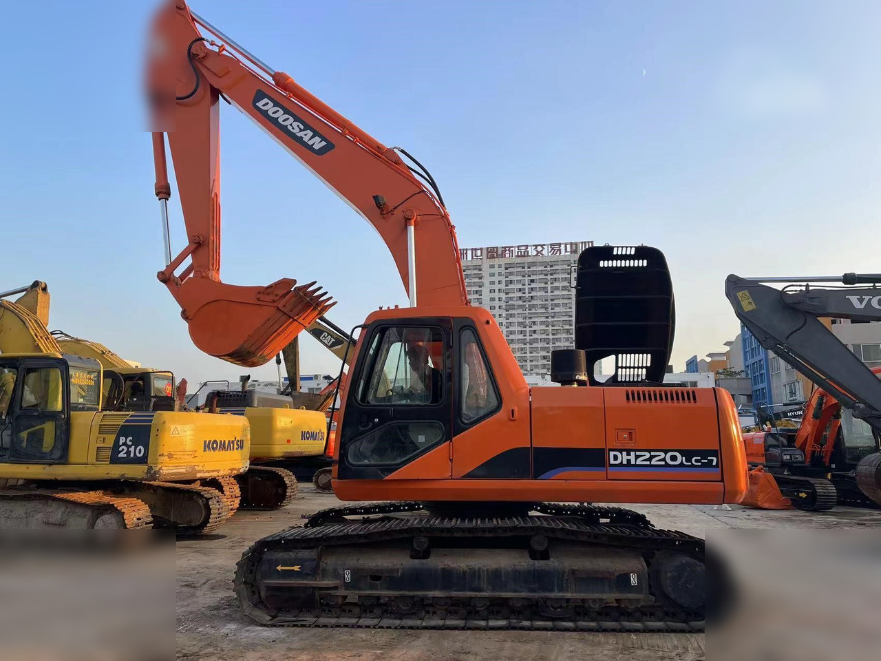 DOOSAN DH220 LC-7 - Escavadora de rastos: foto 1 DOOSAN DH220 LC-7 - Escavadora de rastos: foto 1