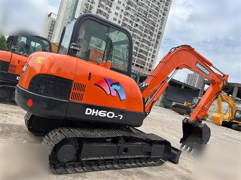 DOOSAN DH60-7 - Escavadora de rastos: foto 1 DOOSAN DH60-7 - Escavadora de rastos: foto 1