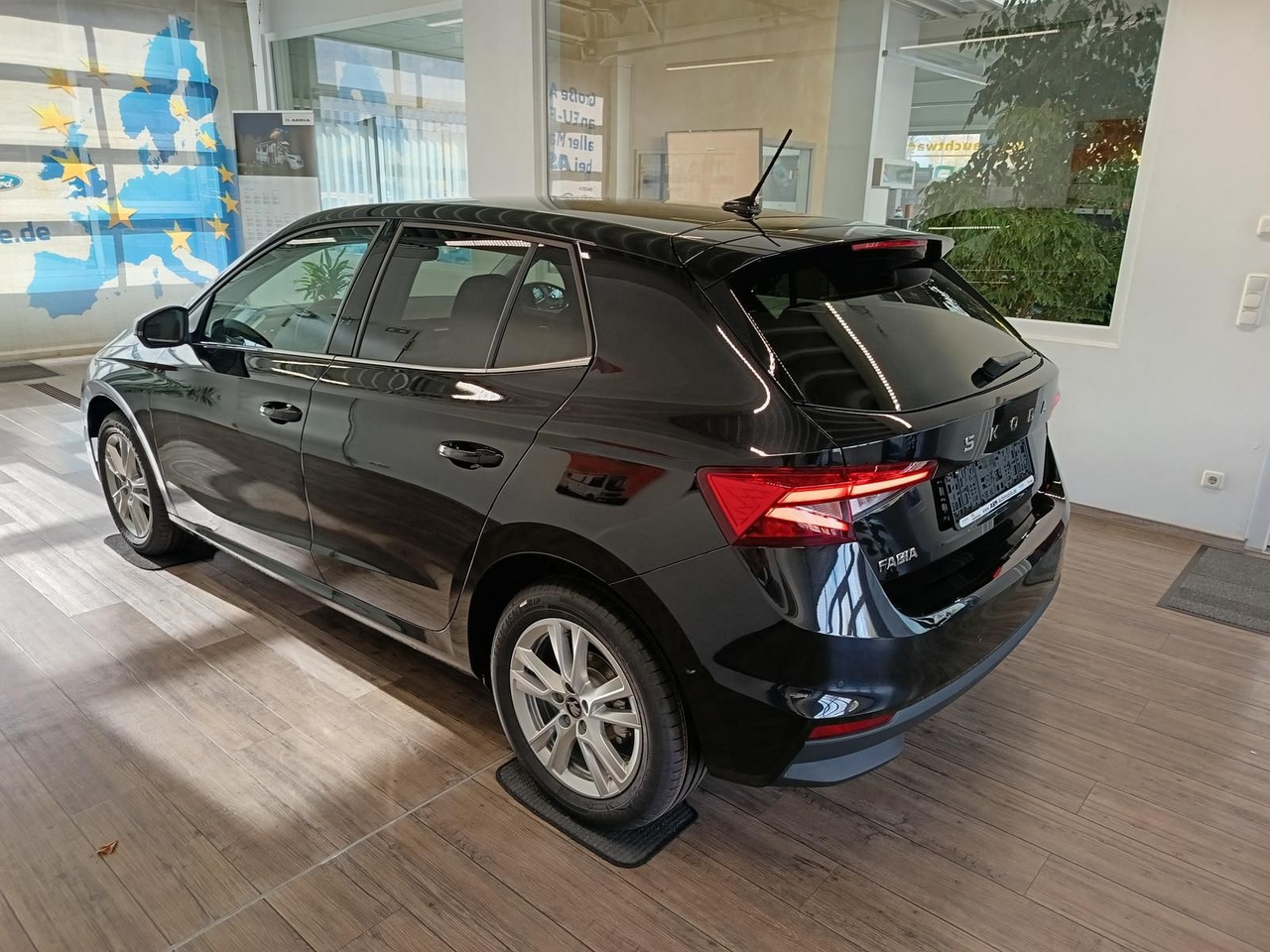 Skoda Fabia 130 Jahre 1,0TSI DSG*AHK-VORBER.*LED*R-KAM - Sedã: foto 4 Skoda Fabia 130 Jahre 1,0TSI DSG*AHK-VORBER.*LED*R-KAM - Sedã: foto 4