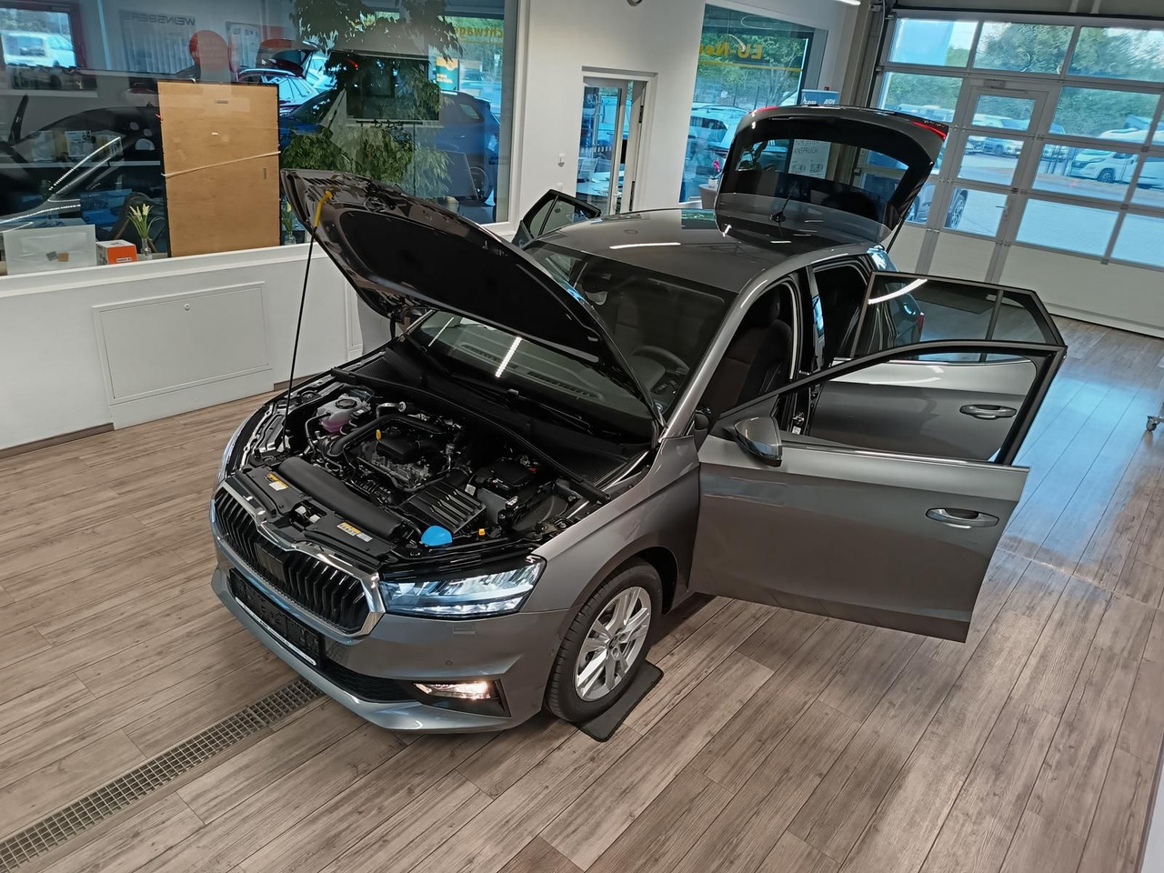 Skoda Fabia 30 Jahre DSG*VORBER.AHK*LED*R-KAM*TEMP*DAB - Sedã: foto 2 Skoda Fabia 30 Jahre DSG*VORBER.AHK*LED*R-KAM*TEMP*DAB - Sedã: foto 2