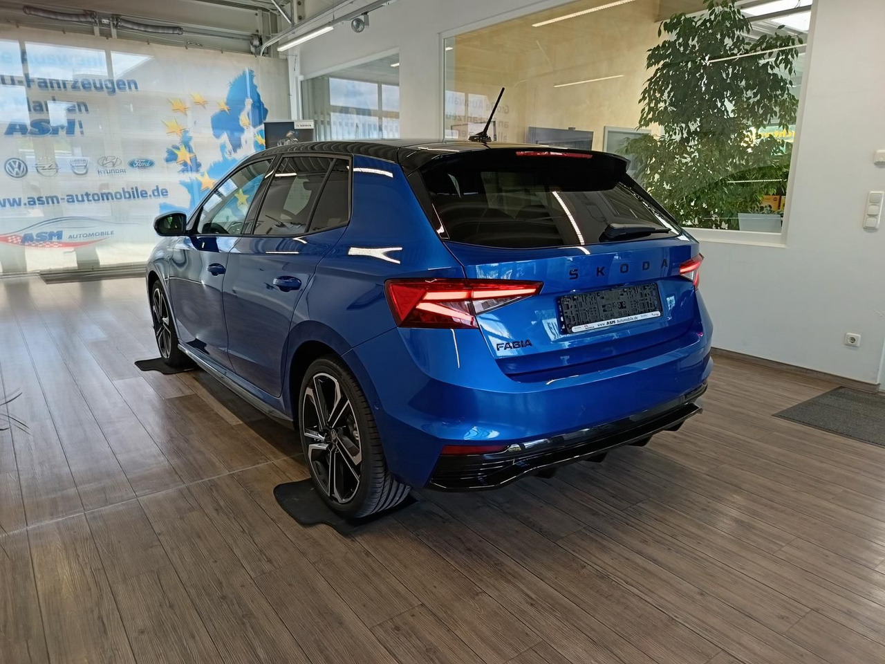Skoda Fabia Monte Carlo 110 kW DSG*LED*ACC*R-KAM*KESSY - Sedã: foto 4 Skoda Fabia Monte Carlo 110 kW DSG*LED*ACC*R-KAM*KESSY - Sedã: foto 4