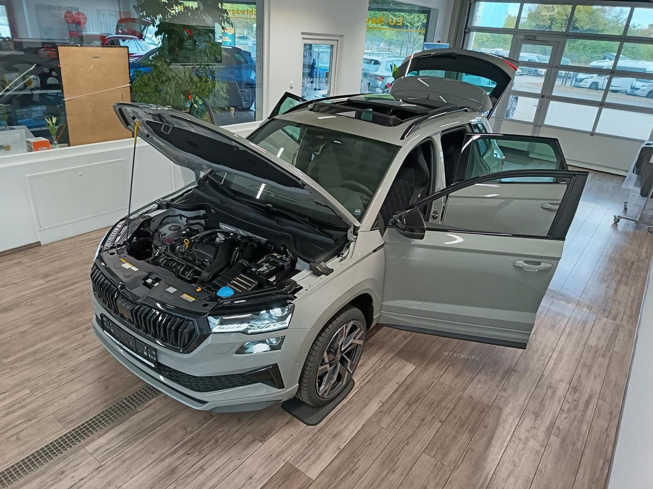 Skoda Karoq Sportline 1,5 TSI DSG*AHK*PSD*STD.HZG*NAVI - SUV: foto 2 Skoda Karoq Sportline 1,5 TSI DSG*AHK*PSD*STD.HZG*NAVI - SUV: foto 2